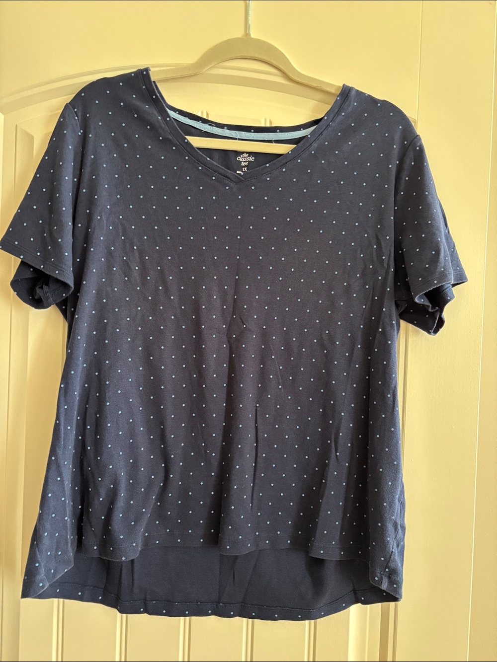 croft & barrow Navy V‑Neck Short Sleeve Tee with Light Blue Dot Print